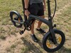 Le vélo est assez bien équilibré et peut être porté d'une seule main