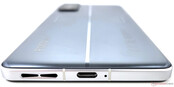 Bord inférieur (haut-parleurs, port USB, carte SIM, microphone)