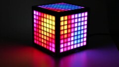 Le LumiCube comporte 192 LED, un écran IPS et de multiples capteurs. (Image source : Abstract Foundry)