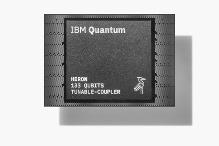 Vue de dessus du processeur quantique IBM Heron avec 133 qubits (Image : IBM)