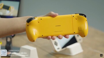 La manette télescopique d'Ayaneo est dotée de boutons arrière personnalisables et de gâchettes réglables. (Source de l'image : Ayaneo)