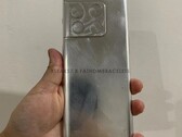 De l'arrière, le OnePlus 10 Pro ressemblera à un Galaxy S21 Ultra. (Image source : Bracelets Fathom &amp; @xleaks7) 