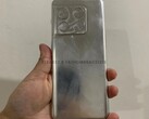 De l'arrière, le OnePlus 10 Pro ressemblera à un Galaxy S21 Ultra. (Image source : Bracelets Fathom & @xleaks7) 