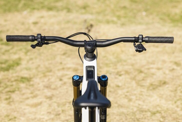 Typique des VTT : Au lieu d’un grand écran, un écran est intégré dans le tube supérieur
