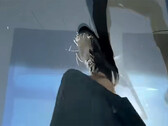 Le pare-brise du cybertruck se fissure lorsqu'on marche dessus (Source de l'image : TOSV/YT)