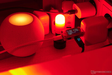Applel'alimentation de 29 watts du HomePod Mini n'a pas les 9 volts. Avec 5 volts, le HomePod Mini signale visuellement une erreur. (Photo : Andreas Sebayang/Notebookcheck.com)