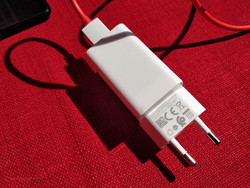 Adaptateur secteur charge rapide du OnePlus.