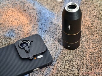 La monture d'objectif qui se fixe à l'étui couvre non seulement deux appareils photo, mais aussi l'appareil photo dit "True Color".