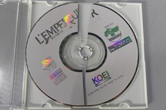 Le CD qui s'est cassé alors qu'on le nettoyait et le polissait avec précaution.