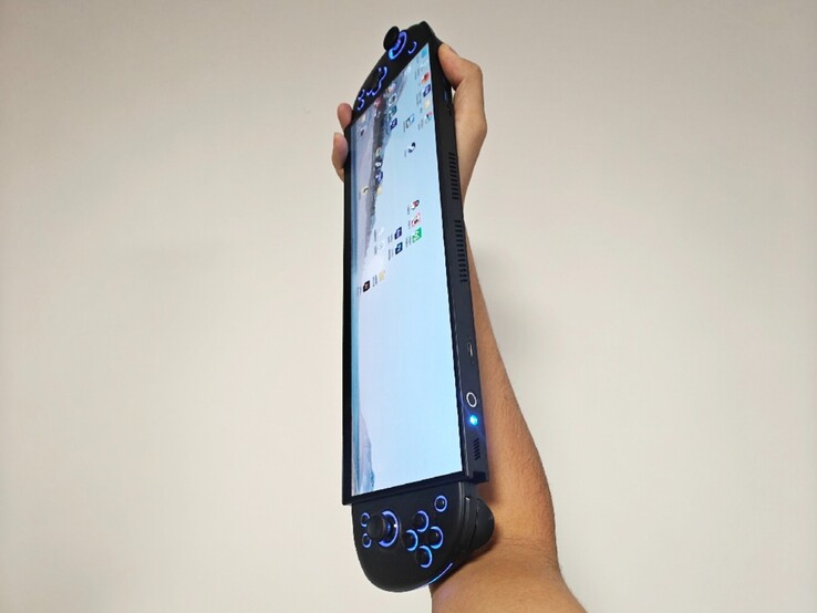 L'ordinateur de poche DIY ultra-large est plus long que l'avant-bras de l'utilisateur. (Source de l'image : PureDIY via BiliBili)
