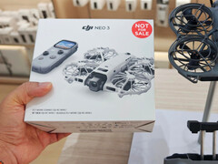 Emballage de vente présumé du DJI Neo 3 à côté d'un drone Neo 2.