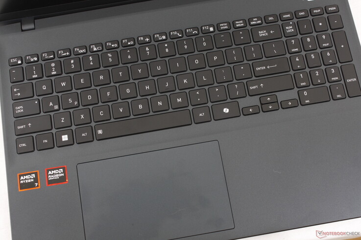 Si le pavé tactile est de taille convenable (~13,4 x 8,3 cm), son retour d'information peut sembler spongieux et insatisfaisant