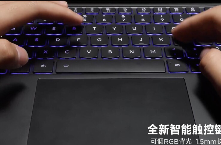 Le clavier est doté d'une course de touche de 1,5 mm et d'un rétroéclairage RVB réglable. 