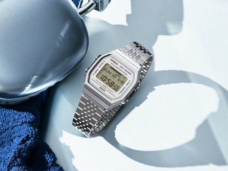 La Casio ABL-100WE-7A avec un bracelet en acier inoxydable