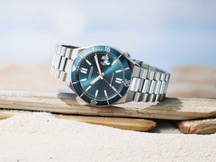 Sur la photo, le Citizen Tsuyosa NJ0231-56L est posé sur le côté, sur fond blanc.