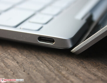 Droite : USB-C 4.0 avec Thunderbolt 4 (40 Gb/s, Power Delivery, mode DisplayPort ALT)