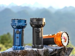 La lampe torche Olight Marauder 3 de 25 000 lumens est disponible en bleu nuit, noir et orange.