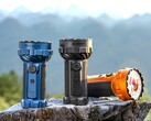 La lampe torche Olight Marauder 3 de 25 000 lumens est disponible en bleu nuit, noir et orange.
