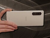 Le Sony Xperia 5 IV est compact selon les normes modernes ; il est doté d'un écran de 6,1 pouces. (Source de l'image : Sony/Unsplash - édité)