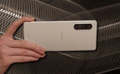 Le Sony Xperia 5 IV est compact selon les normes modernes ; il est doté d&#039;un écran de 6,1 pouces. (Source de l&#039;image : Sony/Unsplash - édité)
