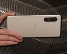 Le Sony Xperia 5 IV est compact selon les normes modernes ; il est doté d'un écran de 6,1 pouces. (Source de l'image : Sony/Unsplash - édité)
