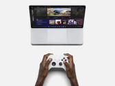 Gaming sur un Surface Laptop Studio et une manette Xbox Series. (Image source : Microsoft)