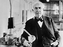 Thomas Edison avec l'ampoule qu'il a inventée en 1883 (Photographe inconnu, Domaine public, via Wikimedia Commons)