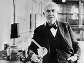 Thomas Edison avec l'ampoule qu'il a inventée en 1883 (Photographe inconnu, Domaine public, via Wikimedia Commons)