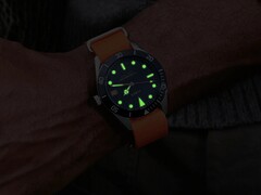 Le modèle Bespoke Post x Timex Heritage 66 est désormais officiel.