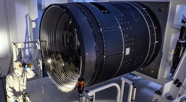 La caméra du LSST utilise des objectifs de 1,57 m (5,1 ft) et de 0,69 m (27 in) pour photographier le ciel nocturne. La distance de mise au point la plus proche pour les selfies n'est pas claire. (Source de l'image : J. Ramseyer Orrell/SLAC National Accelerator Laboratory)