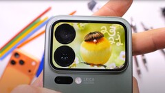 Le Xiaomi 17 Pro et son écran secondaire au dos sont soumis à un test de durabilité (Image source : JerryRigEverything)