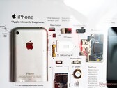 XreArt désassemble des produits tels que l'iPhone de première génération Apple, et emballe les composants dans un cadre. (Image : Notebookcheck)