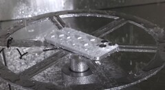 L'iPhone 15 Pro est doté d'une protection IP68 contre l'eau et la poussière. (Source de l'image : MKBHD sur YouTube)