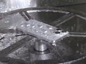 L'iPhone 15 Pro est doté d'une protection IP68 contre l'eau et la poussière. (Source de l'image : MKBHD sur YouTube)