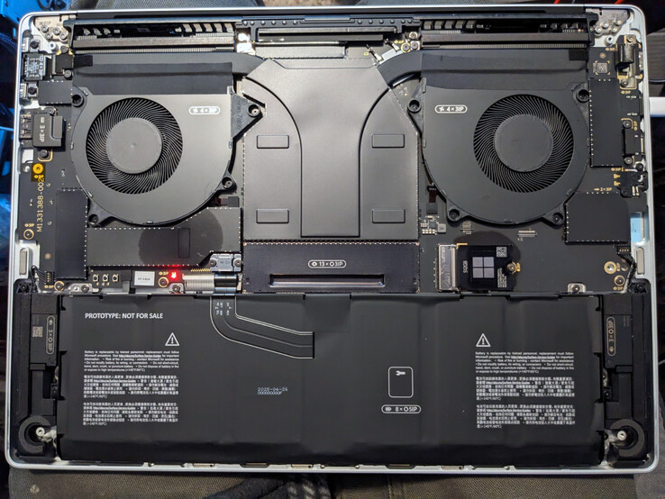 Le Surface Laptop Ultra est doté d'un panneau inférieur modulaire, mais des caches en aluminium à encliqueter empêchent d'accéder à la plupart des composants.