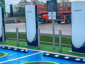 Le premier superchargeur V4 est bloqué sans la marque Tesla (image : EVPoint)