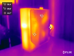 Acemagic S1 pendant le test de résistance (en diagonale depuis l'avant)