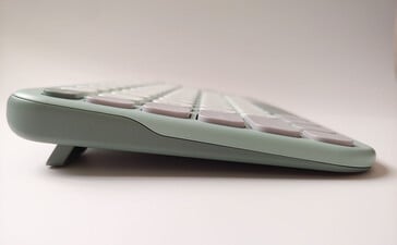 Pieds du clavier déployés. (Source de l'image : Notebookcheck.net)