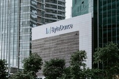 Logo de ByteDance sur l'immeuble de bureaux de la société à Singapour (Image source : Claudio Schwarz - Unsplash)