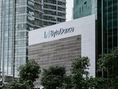 Logo de ByteDance sur l'immeuble de bureaux de la société à Singapour (Image source : Claudio Schwarz - Unsplash)
