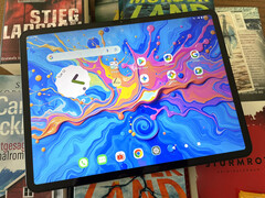 Le Teclast Art Pad Pro est également livré avec un stylet à 4096 niveaux de pression et un adaptateur de 30 watts. (Source de l&#039;image : Notebookcheck)