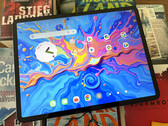 Le Teclast Art Pad Pro est également livré avec un stylet à 4096 niveaux de pression et un adaptateur de 30 watts. (Source de l'image : Notebookcheck)