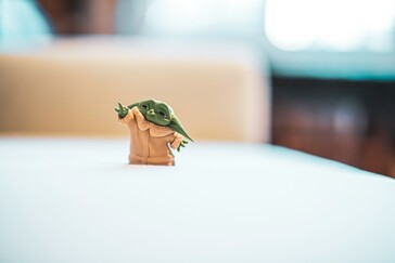 Une figurine miniature de Grogu (plus connu sous le nom de Baby Yoda) dans The Mandalorian (Image source : Victor Serban via Unsplash)