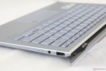 Partie écran du ZenBook S13 UX392 ouverte à un maximum de 140 degrés. Les surfaces sont très efficaces pour cacher les traces de doigt.