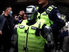 Le PM01 de la société Engine AI a été le premier robot humanoïde utilisé par la police. (Source de l&#039;image : CGTN)
