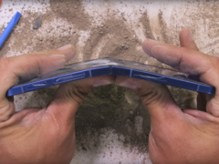 Le Samsung Galaxy Z Flip 7 (photo) fonctionnait encore après le test de pliage, et ce, à deux reprises (source : JerryRigEverything sur YouTube)