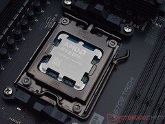 Processeur AMD Ryzen X3D installé dans un socket de carte mère AM5 (Image source : Notebookcheck)