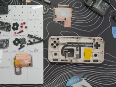 Démontage de l&#039;Ayaneo Pocket Ace avec présentation des pièces. (Source de l&#039;image : What Obi Plays sur YouTube)