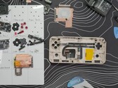 Démontage de l'Ayaneo Pocket Ace avec présentation des pièces. (Source de l'image : What Obi Plays sur YouTube)