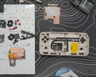 Démontage de l'Ayaneo Pocket Ace avec présentation des pièces. (Source de l'image : What Obi Plays sur YouTube)